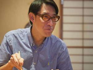 「う〜ん、旨い！」。白和えに舌鼓を打つ小宮山さん、思わず顔が綻びます [食楽web]