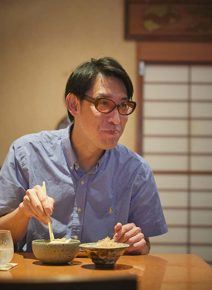 「う〜ん、旨い！」。白和えに舌鼓を打つ小宮山さん、思わず顔が綻びます [食楽web]