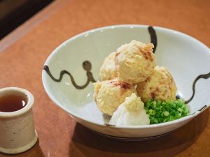「つくね天の三杯酢がけ」2,500円。タレをかけて召し上がれ