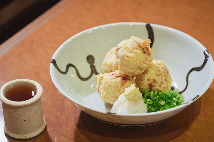 「つくね天の三杯酢がけ」2,500円。タレをかけて召し上がれ