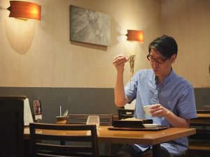 小宮山雄飛さん 蕎麦を食べる