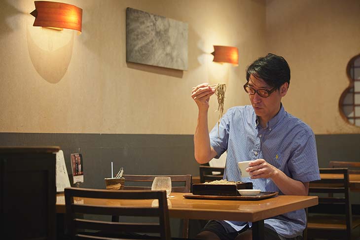 小宮山雄飛さん 蕎麦を食べる