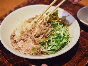 全体を混ぜ混ぜして味わう。そばも食材も美味しさがたってピリッとした辛さが後をひく