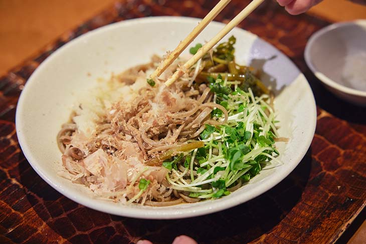 全体を混ぜ混ぜして味わう。そばも食材も美味しさがたってピリッとした辛さが後をひく