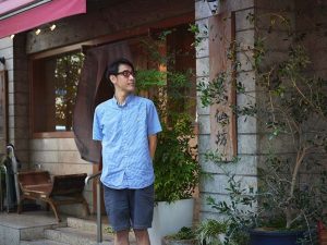 小宮山雄飛さん 驀仙坊のお店の前に立つ