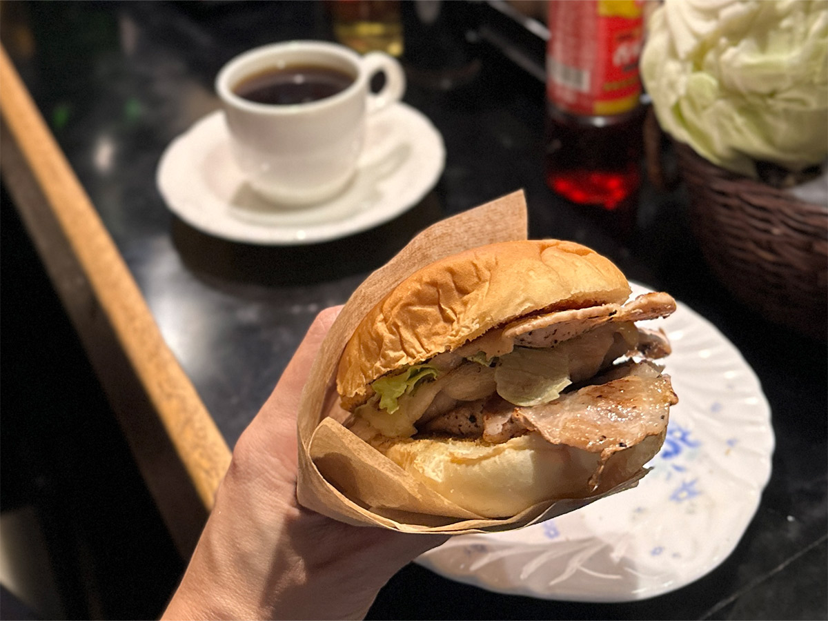 本日の日替わりは、ソテーした豚肉のバーガー「珍ハンバーガー」。豚肉×チーズ×レタスver.。この日はハンバーガー7:焼きそば3の割合で人気を二分していました