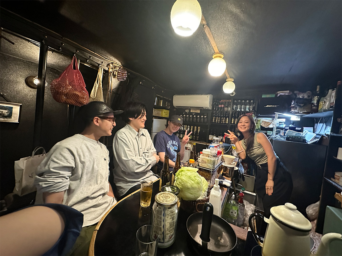高校の軽音部の同級生3人組・イトウさん、アガツマさん、イチムラさん。同席していたサカキバラさん(ワイン関係の会社に勤務)は、一時退席中!