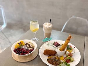 右：「大人のお子様ランチ」ごはん・スープ・デリプレート 1650円。数量限定なのでご注意を！