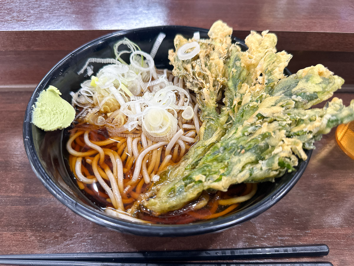 立ち蕎麦マニアがオススメ!生そばと熱々天ぷらがウマい神保町『立ち喰い蕎麦 梅市』