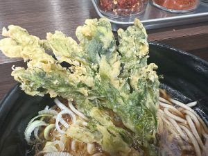 アツアツの春菊天。カリカリ感がたまりません[食楽web]