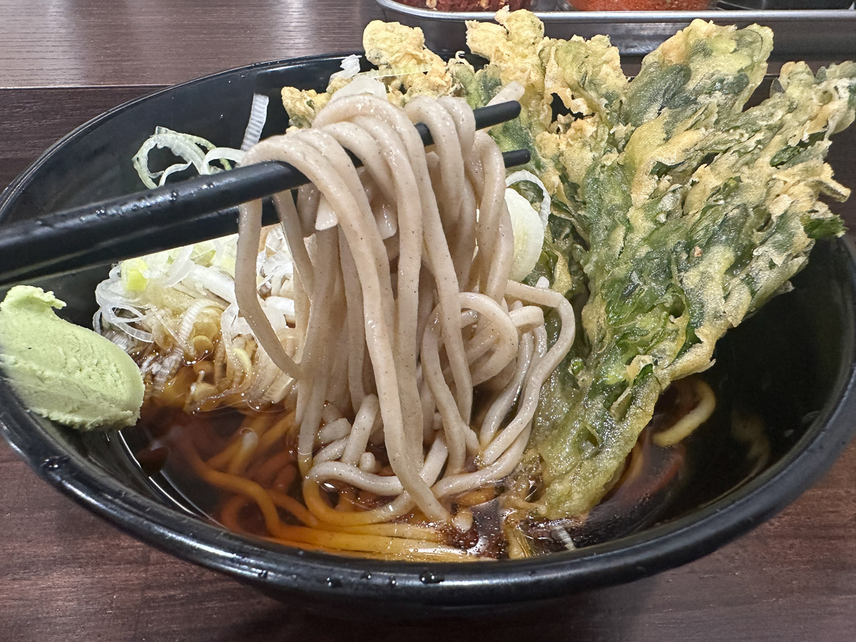 太めの蕎麦は、もちもちでコシがあります