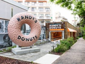 今年5月にオープンした国内第1号店「渋谷代官山店」。目印はロスの本店と同じく、巨大なドーナツ型のサイン看板！