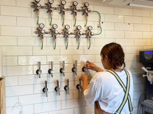 壁の裏には製造工場。待っている人たちのワクワクが聞こえてきそう