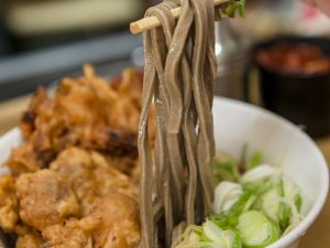 太蕎麦（普通盛360円）にジャンボゲソ天（260円）をトッピング