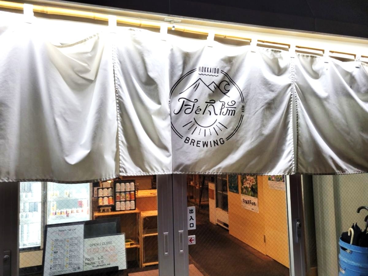 お店の入り口。暖簾に描かれたロゴが素敵
