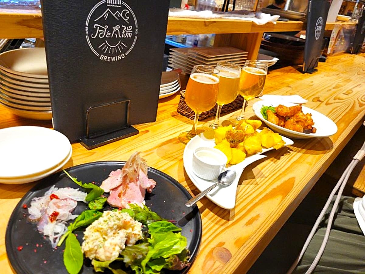 手前：おすすめの「月替わりおつまみ3種盛り」1,300円、中央：「道産北あかりとノーザンルビーのフライドポテト」650円、奥：「知床鶏のふりそでビアザンギ」750円　※お値段は来店時のもの