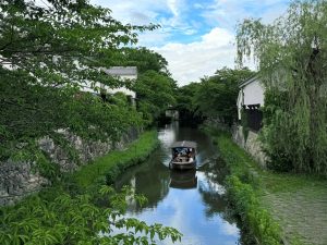 お店の裏の八幡堀では情緒あふれる和舟に乗ってゆったりと遊覧できます