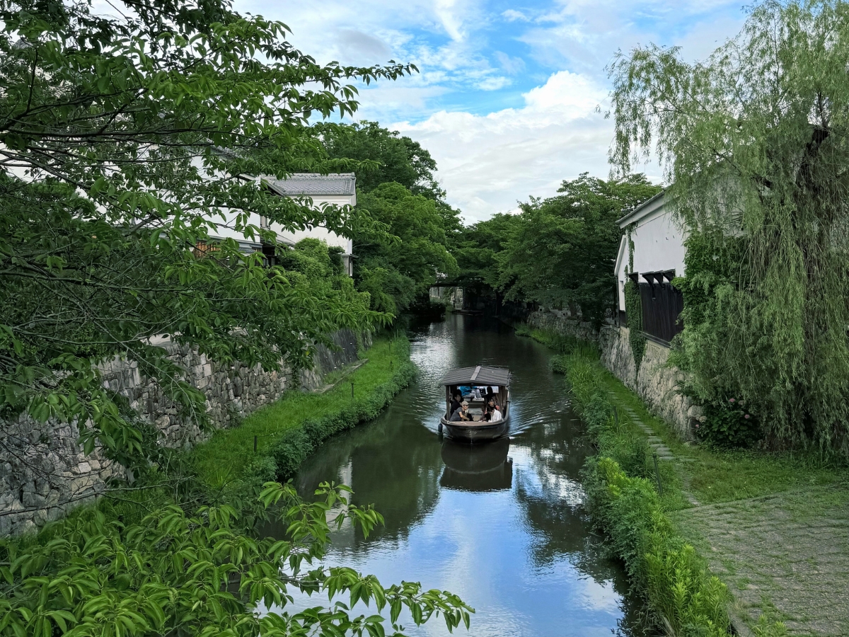 お店の裏の八幡堀では情緒あふれる和舟に乗ってゆったりと遊覧できます