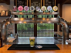 常時10種類のビールタップがあり、種類によってはハンドポンプで提供されるものも。「KINKAN WIT」ハーフ700円（以下全て税込）