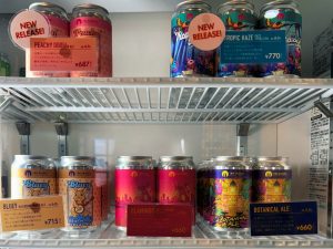 店内の冷蔵庫にはビールタップに無いものも多数並び、下段中央が夏の新作「Flamingo」660円
