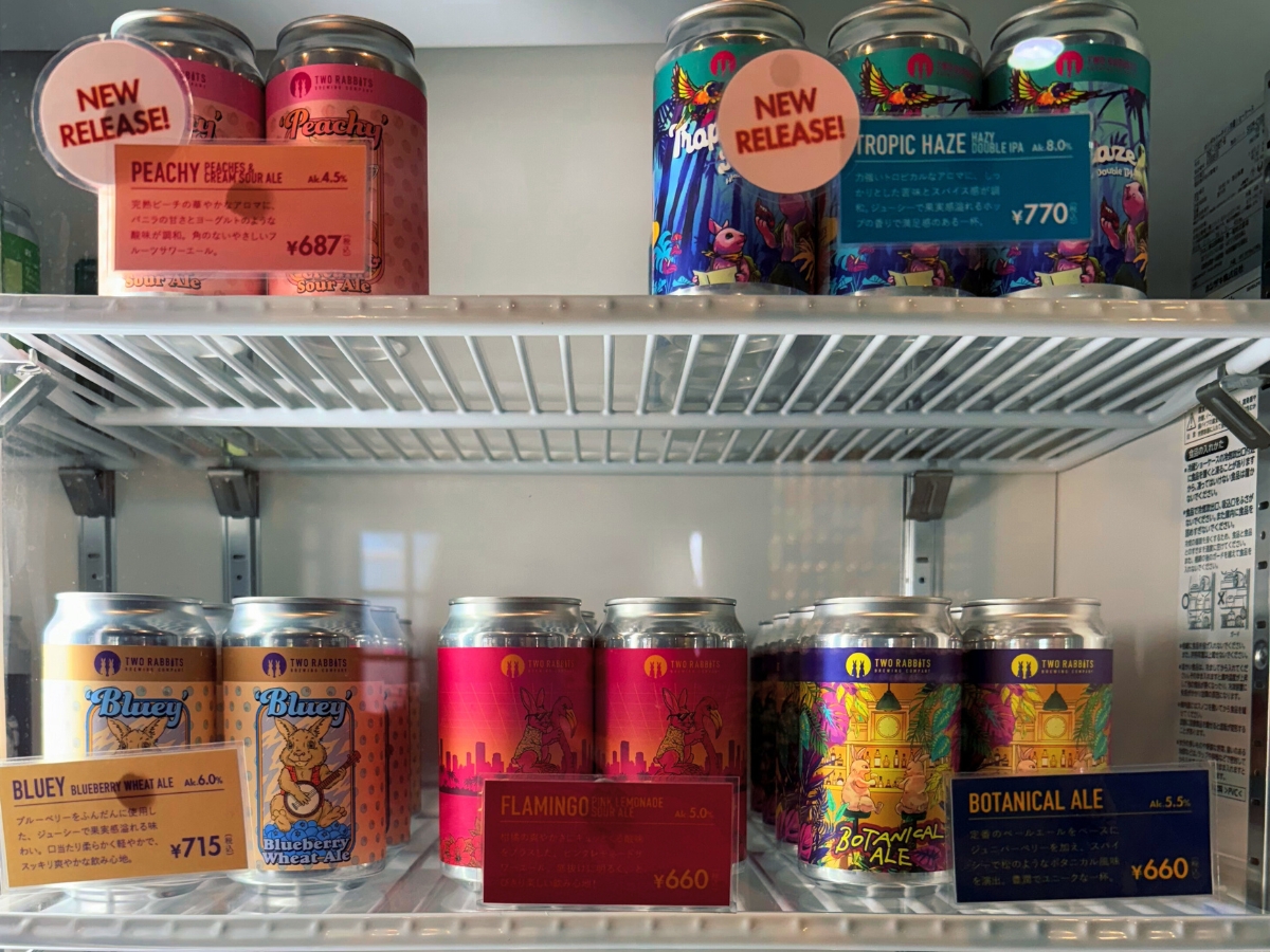 店内の冷蔵庫にはビールタップに無いものも多数並び、下段中央が夏の新作「Flamingo」660円