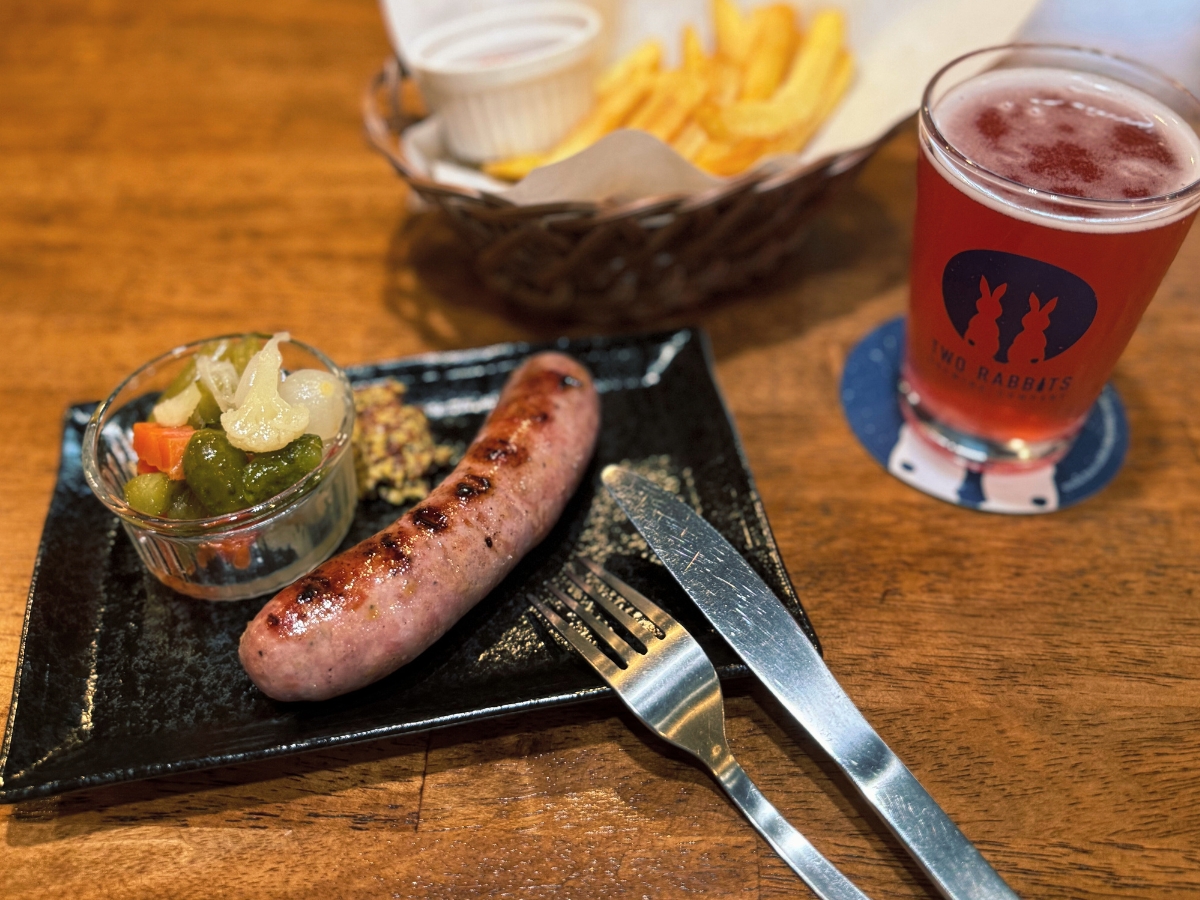 「レモンソーセージ&ピクルス」980円。ビールグラスはパイント(大)とハーフ(中)があり写真は「ハーフ」700円