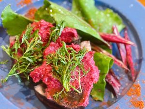 「名物藁焼き鰹の厚切り塩たたき」（ハーフ900円＋ビーツと枝豆のフムス添え・一切れにつき50円）