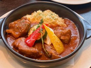 メインメニューは、煮込み料理もおすすめ