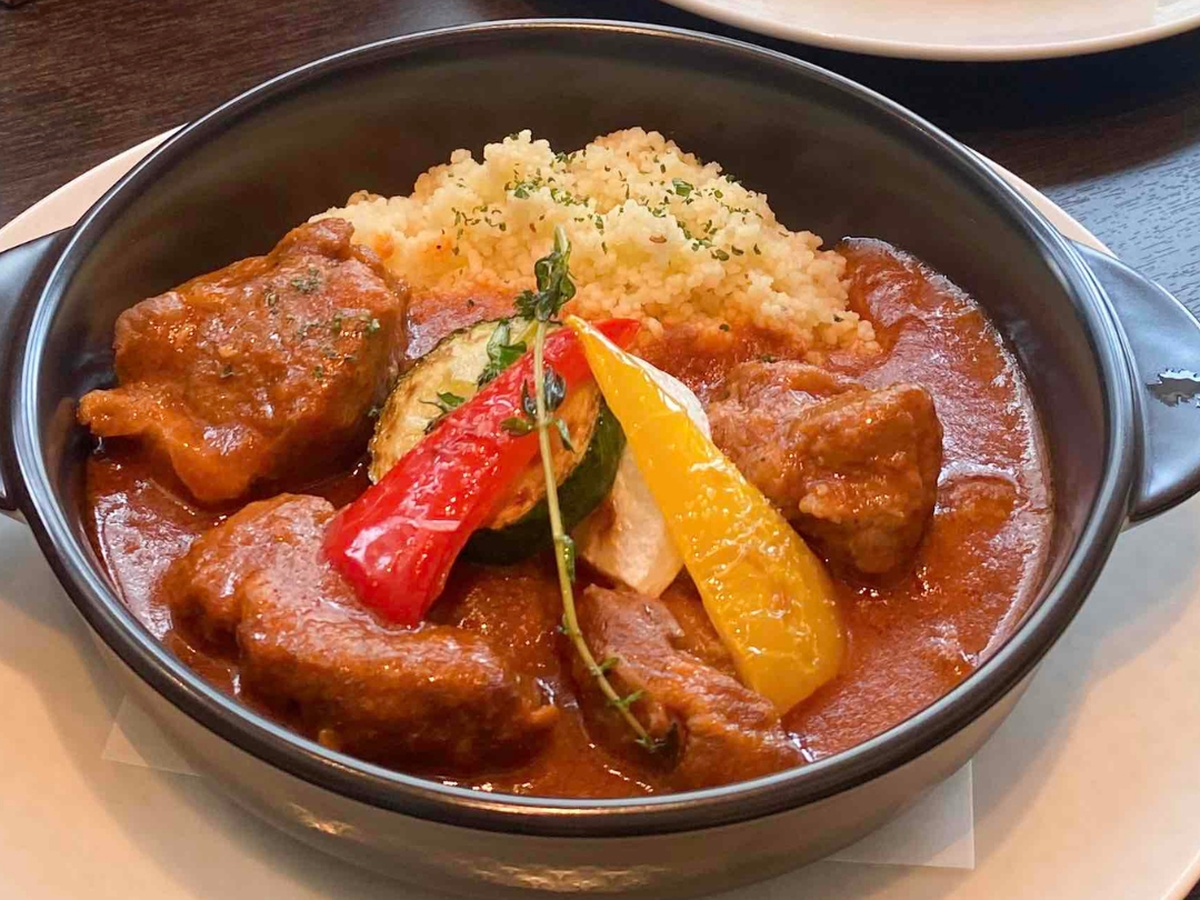メインメニューは、煮込み料理もおすすめ