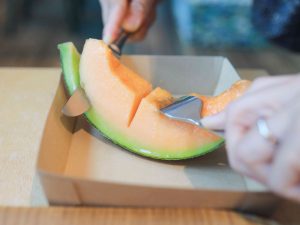 甘く、濃厚なメロンとドライなシャンパンを合わせて
