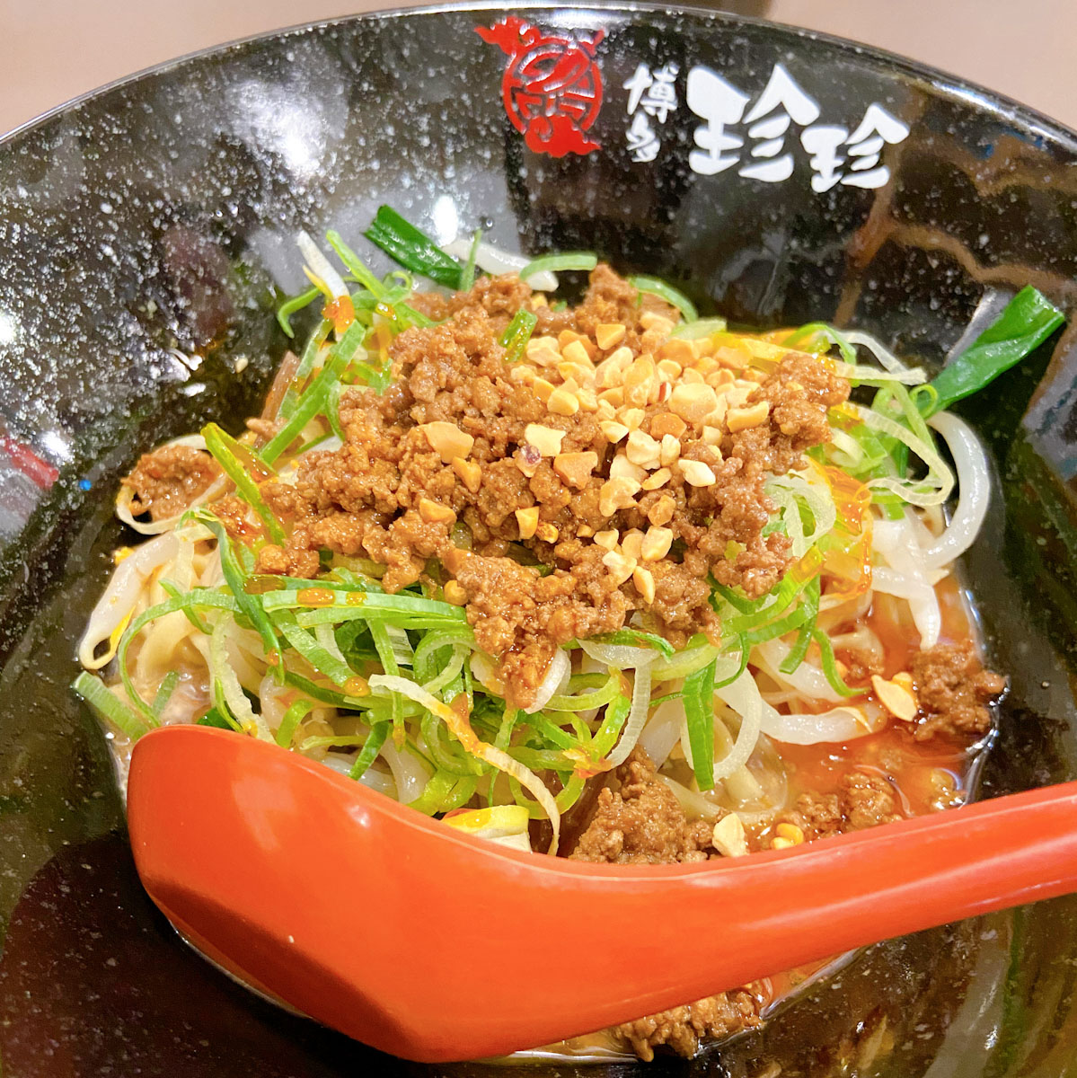 看板メニューは「汁なし坦々麺」850円