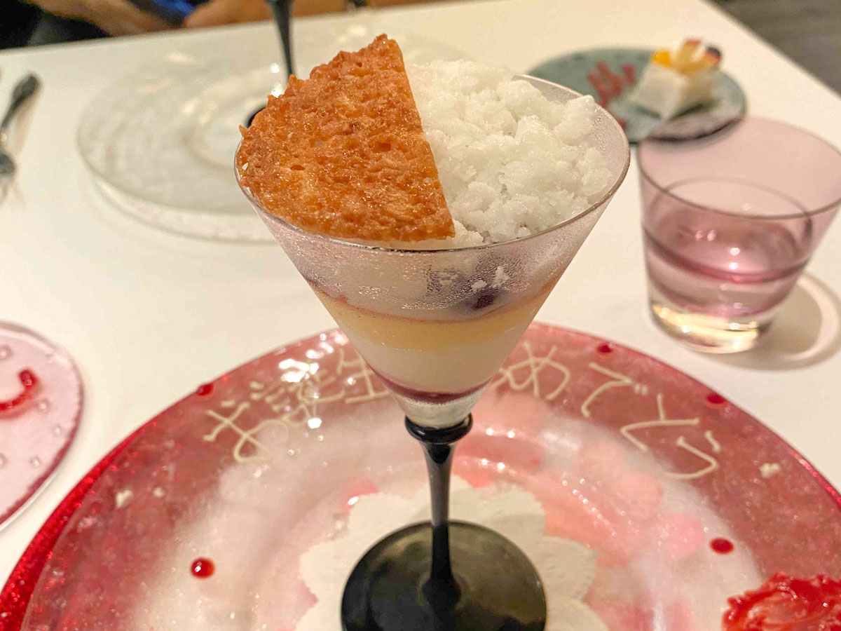 全8品に加え、食後はコーヒーまたは紅茶と小菓子も楽しめます