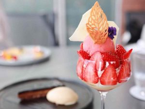 【都内ランチ】都内屈指の社交場『TWO ROOMS』で進化系フュージョン料理と絶品いちごデザートを体験