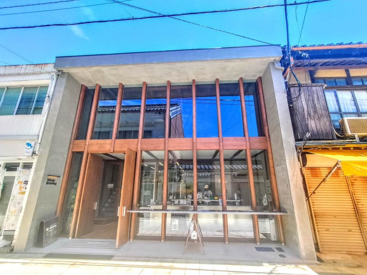 お店の前にも立ち飲みテーブルがあり、朝市のにぎわいを感じながら一杯楽しめる