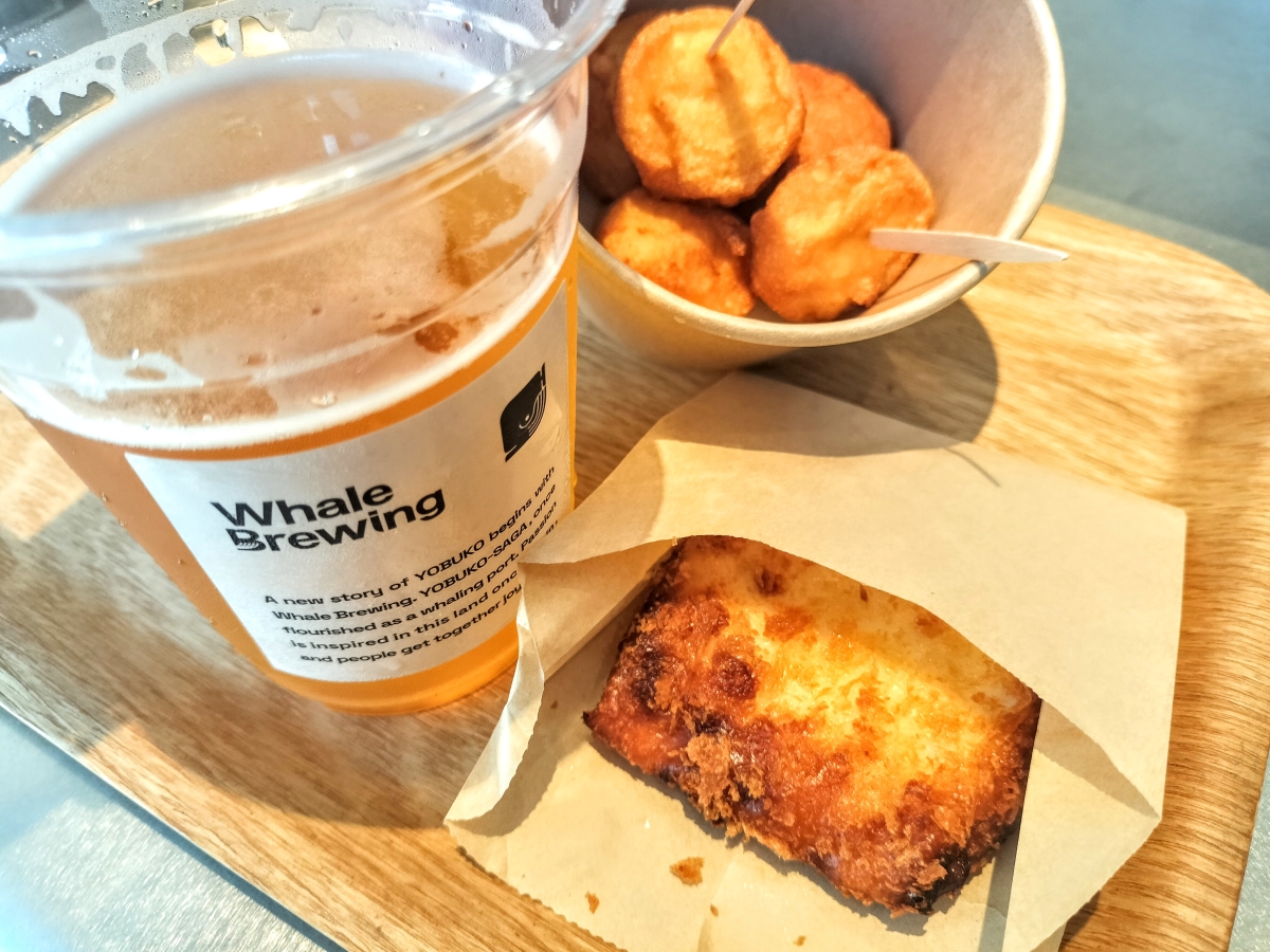 「ペールエール」700円とおつまみ。「イカカツ」500円はふわふわ食感。「つみれ揚げ」600円はイカの旨みがたっぷり