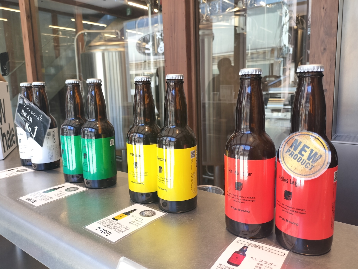 持ち帰り用とは別に、冷えた瓶ビールも店内で楽しめる(瓶は瓶代で10%アップ)