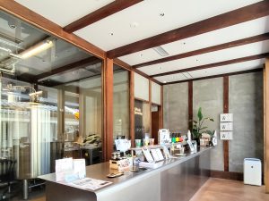 もちろん、店内カウンターでビールを楽しむことのできる