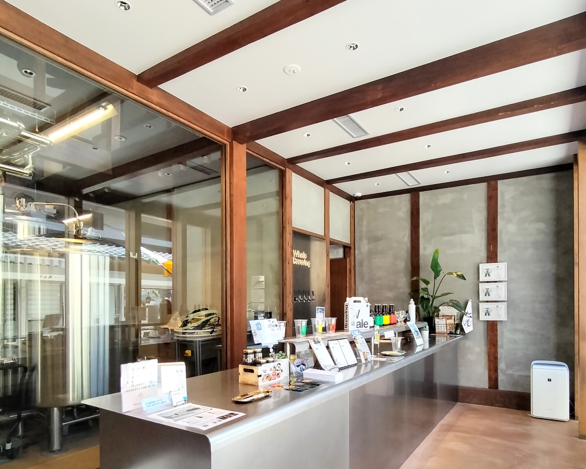 もちろん、店内カウンターでビールを楽しむことのできる