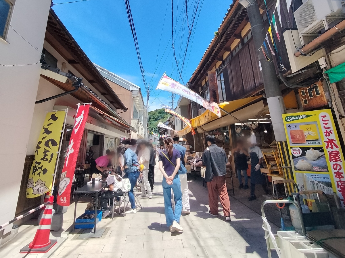 呼子の朝市風景。土日祝はとくに、車の渋滞ができるほどにぎわっている [食楽web]