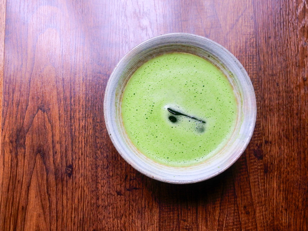 抹茶は「宇治の月」という上質な銘柄を使用。この時期は冷茶もおすすめですが、抹茶の供給が不安定なため一時的に販売停止する場合があります。(2025年8月現在)