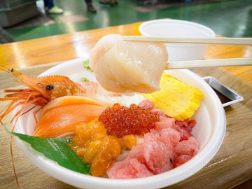 【北海道】朝ごはんは市場で決まり！“好き”だけを詰め込む釧路のご当地名物「勝手丼」が旨い