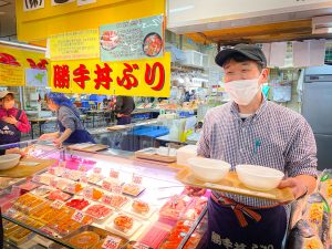 市場のみなさん、活気があって朝から元気をもらえます