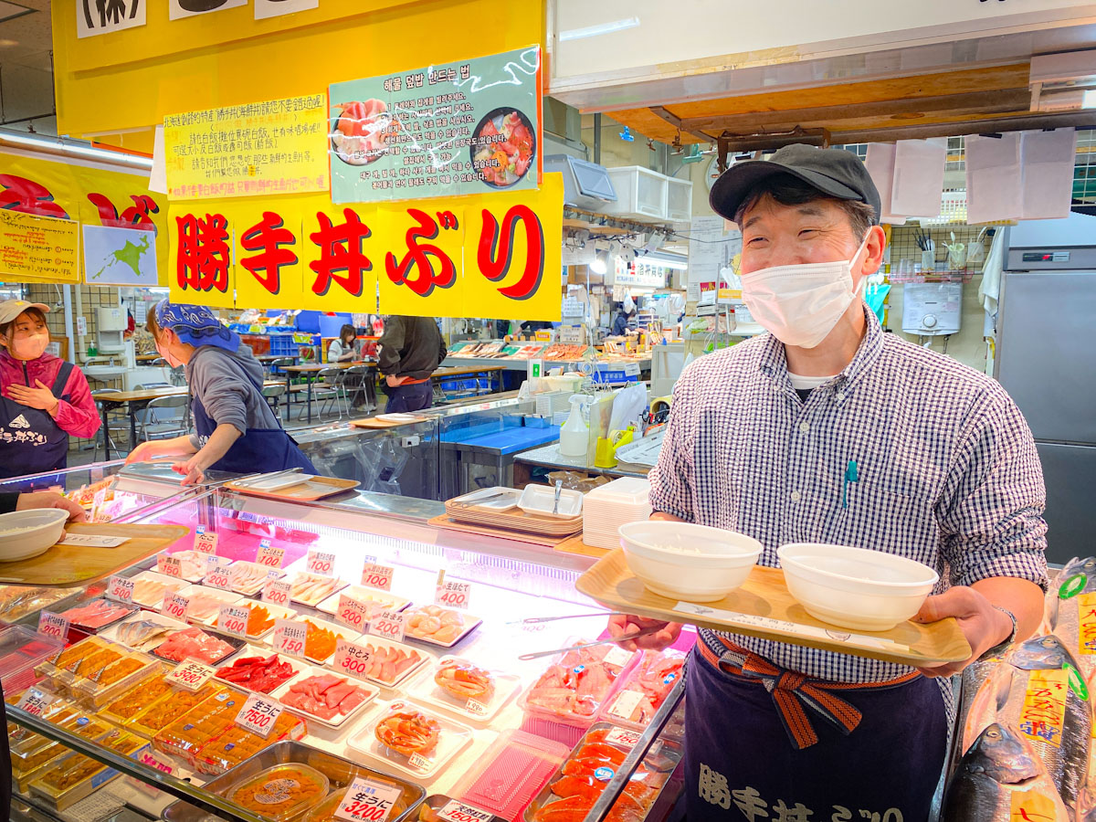 市場のみなさん、活気があって朝から元気をもらえます
