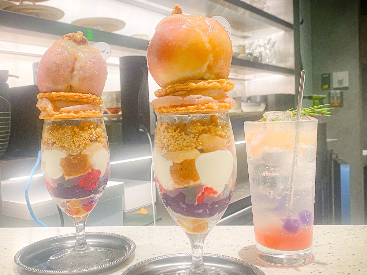 中華料理店でパフェが話題!? 桃をまるごと使った『餃子と〆の店 Noode』の夏限定“ご褒美パフェ”