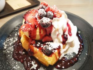「ベリー＆ベリーワッフル」990円