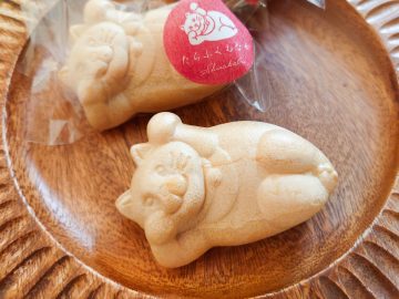 猫好きに贈りたい。ごろんと寝ころぶ姿が可愛すぎる『御菓子司 白樺』の「たらふくもなか」