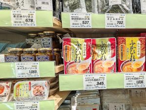 『気仙沼ほてい』の「ふかひれ濃縮スープ」（写真右）と『株式会社石渡商店』の「気仙沼完熟牡蠣のオイスターソース」（写真左）