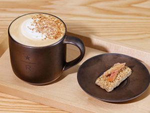 胡麻の「岩おこし」と伊予柑ピールが付いた「金胡麻 プラリネ ラテ」店内利用 1200円　※持ち帰り不可