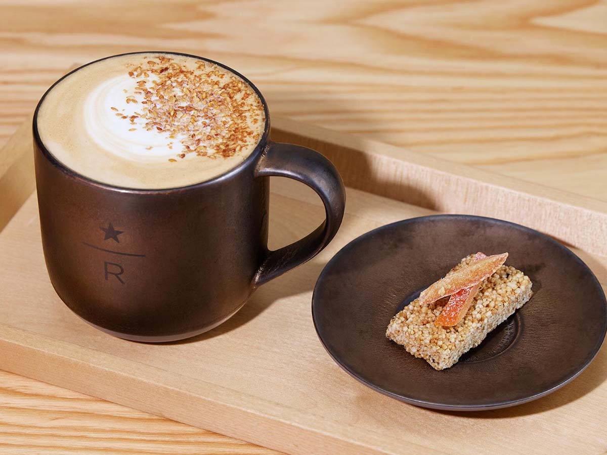 胡麻の「岩おこし」と伊予柑ピールが付いた「金胡麻 プラリネ ラテ」店内利用 1200円　※持ち帰り不可