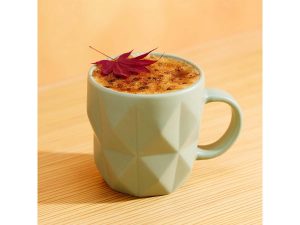 「もみじ ほうじ茶 ブリュレ ラテ」店内利用 1200円　※持ち帰り不可。9月5日（金）から販売 [食楽web]